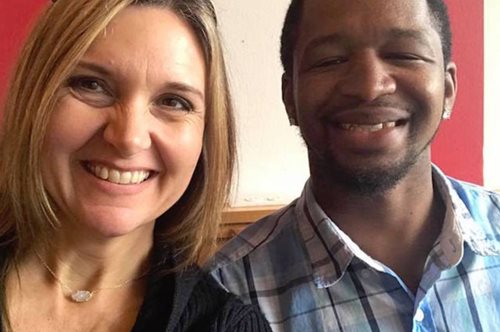 Μία γυναίκα έβλεπε χρόνια έναν άστεγο στην ίδια γωνία και αποφάσισε να του αλλάξει τη ζωή