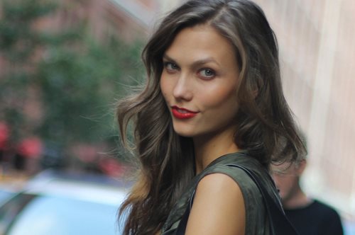 Ολόϊσια μαλλιά, χωρίς καθόλου θερμότητα; Κι όμως γίνεται. Με ένα μόνο μαγικό αξεσουάρ 