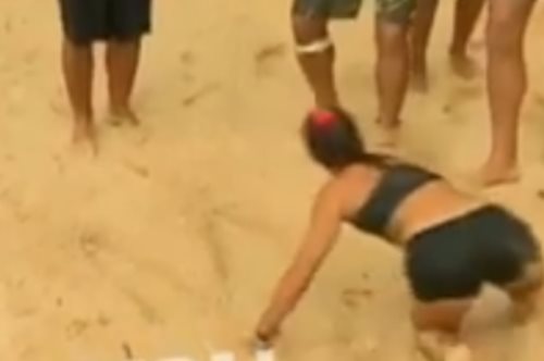 Το είδαμε αλλά δεν καταλάβαμε. Τι έγραψε η Βαλαβάνη στην άμμο; Σε ποιον έκανε την αφιέρωση; 