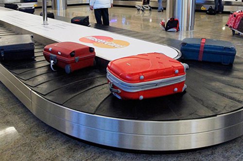 Υπάλληλοι αεροπορικής πετούν αποσκευές σαν να είναι σκουπίδια. Δείτε το βίντεο