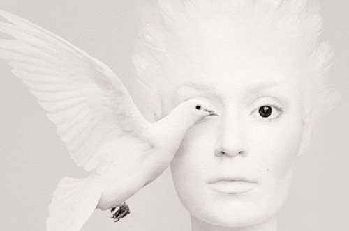 Τα πολύ σουρεάλ πορτρέτα της Flora Borsi