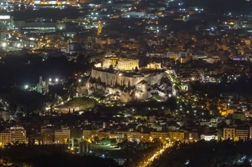 Ένα βίντεο της νυχτερινής Αθήνας από ψηλά που βλέπεις ξανά και ξανά 
