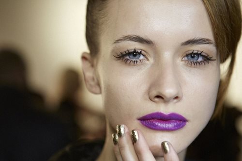 Τόσο καιρό βάζεις λάθος τη μάσκαρα. Το «σχολείο» της Vogue σου μαθαίνει πώς να το κάνεις σωστά 