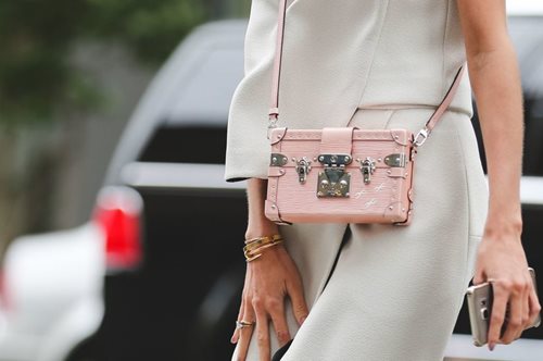 Όλα τα κορίτσια στη Νέα Υόρκη έχουν πάθει εμμονή με αυτή τη τσάντα. Υπάρχει όμως ένα ντεφό