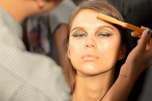 Αυτή είναι η νέα μανία στο μακιγιάζ. Γιατί όλα τα κορίτσια εφαρμόζουν αυτό το τρικ; 