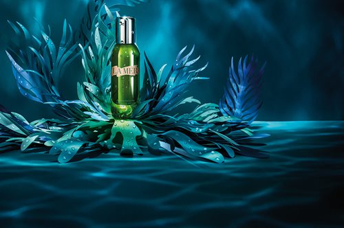 Μία σταγόνα από το Revitalizing Hydrating Serum της La Mer αρκεί για συνεχή ενυδάτωση