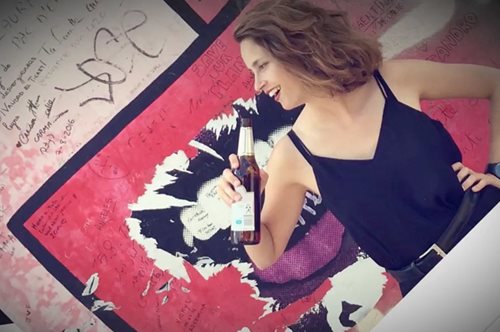 H γυναίκα που έγινε διάσημη απλά και μόνο πίνοντας 