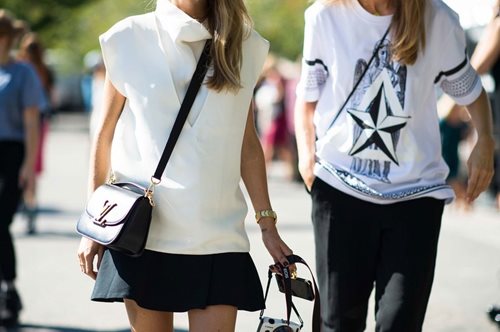 Zara: Επιτέλους, έφτασε πάλι εκείνη η εποχή του χρόνου που μπορούμε να φοράμε αυτό το χρώμα 