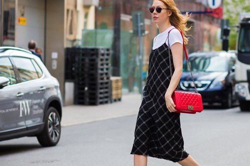 Αυτό το βολικό, περίεργο παπούτσι θα το φορέσουν σίγουρα όλες οι φίλες σου. Εσύ τι θέση θα πάρεις; 