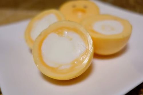 Πως θα φτιάξετε τα πιο περίεργα βραστά αυγά με τον κρόκο απ' έξω και το ασπράδι από μέσα 