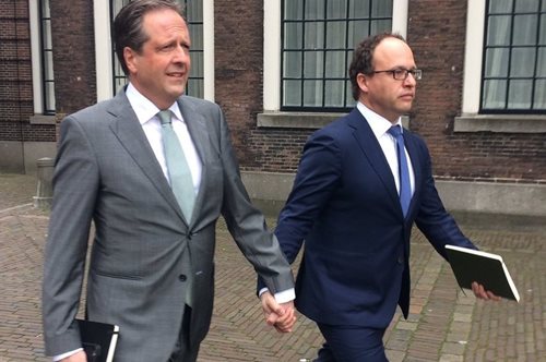 Γιατί οι άντρες στην Ολλανδία κυκλοφορούν στον δρόμο πιασμένοι χέρι - χέρι;