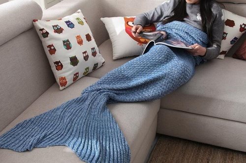 Δες πώς θα φτιάξεις την πανεύκολη κουβέρτα-γοργόνα, ιδανική για τα δροσερά βράδια της άνοιξης  