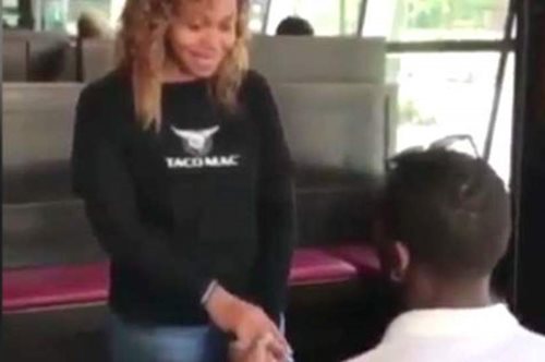 Απόλυτη εκδίκηση. Όταν αυτός ο άντρας κατάλαβε ότι η κοπέλα του τον απατά της έκανε πρόταση γάμου