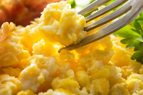 To απόλυτο μυστικό για τα πιο τέλεια scrambled eggs, σύμφωνα με τον Άντονι Μπουρντέν