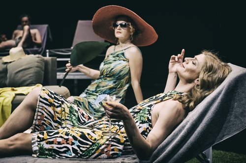 Οι θεατρικές παραστάσεις που συνεχίζουν μετά το Πάσχα (και αξίζει να τις δεις)   