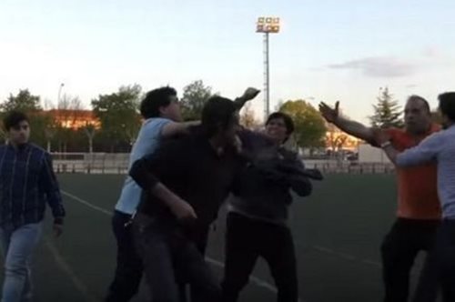 Απίστευτο ξύλο μεταξύ γονέων σε παιδικό αγώνα. Το viral βίντεο του ξυλοδαρμού 