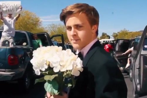 Ένας μαθητής, ένα βίντεο - παραλλαγή στο La La Land και η τολμηρή πρόταση στην Emma Stone