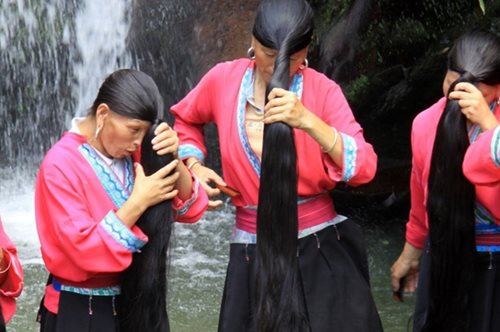 Αυτή φυλή γυναικών διαθέτει τα μακρύτερα μαλλιά του κόσμου και δεν ασπρίζουν ποτέ 