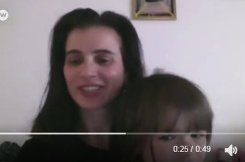 3χρονη κόρη Ελληνίδας δημοσιογράφου κάνει ντου την ώρα που η μαμά της μιλούσε στη Deutsche Welle 