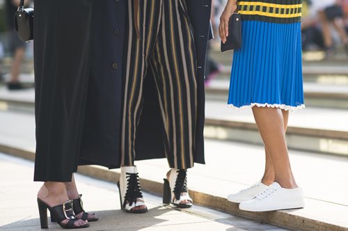 Αυτός είναι ο πιο στιλάτος τρόπος να φορέσεις τα αθλητικά σου μετά τα 40