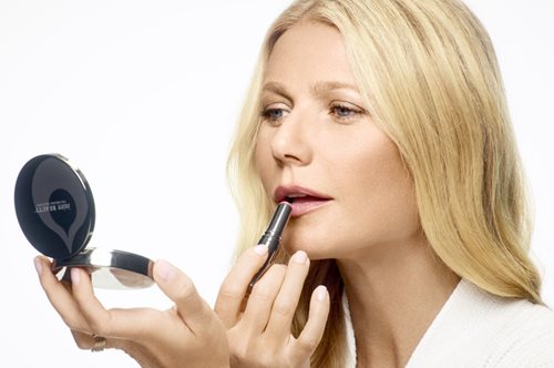 To τρικ της Gwyneth Paltrow με το ρουζ για ένα γρήγορο μακιγιάζ