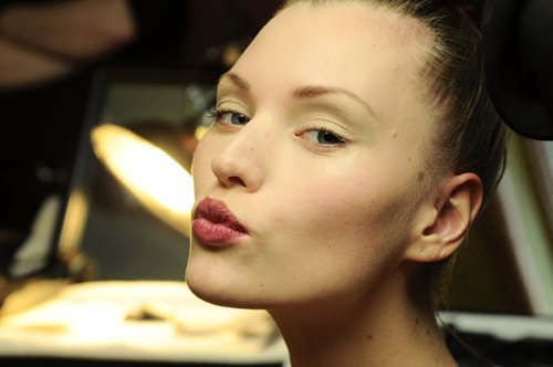 Kανείς δεν θα καταλάβει ότι έχεις βάλει το eyeliner με απατεωνιά. Αυτό είναι το τρικ για αρχάριες