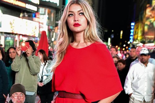H Gigi Hadid βγήκε στον δρόμο με το μόνο ρούχο που δεν μπορείς να φορέσεις στον δρόμο
