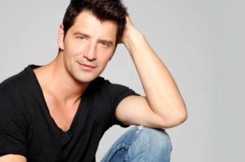 Aυτό κι αν είναι έκπληξη. Ο Σάκης Ρουβάς μπαίνει στο Survivor