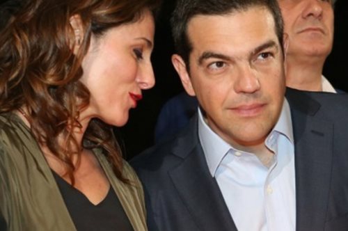 Το φιλί του Αλέξη Τσίπρα στην Περιστέρα Μπαζιάνα το βράδυ της Ανάστασης άφησε «σημάδια»