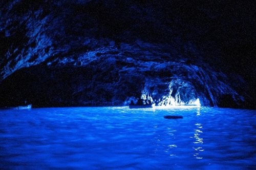Μέσα στη μαγεία του Γαλάζιου Σπηλαίου στο Κάπρι 