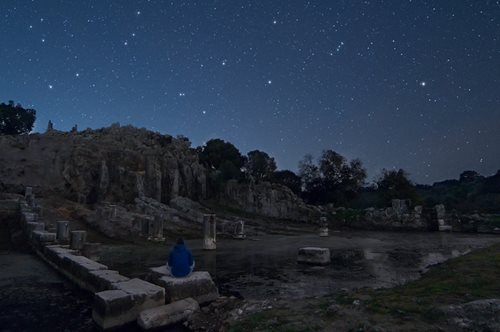 Ο Άγγελος Μακρής φωτογραφίζει τοπία υπό το φως των αστεριών