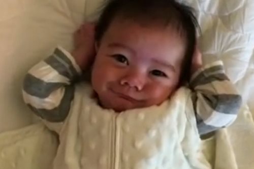 Η κίνηση που κάνει αυτό το μωρό και μοιάζει σαν κουρδισμένο θα σε κάνει να γελάσεις δυνατά