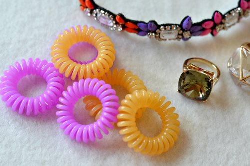 Το καλώδιο του παλιού αναλογικού τηλεφώνου έγινε λαστιχάκι για τα μαλλιά