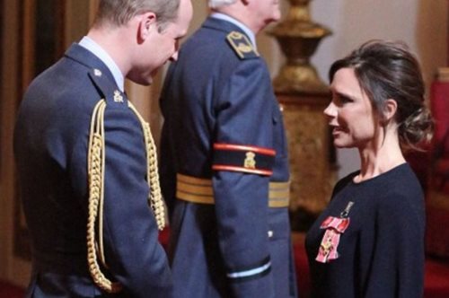 Η Βικτόρια φόρεσε Βικτόρια στην παρασημοφόρηση της από τον πρίγκιπα Γουίλιαμ