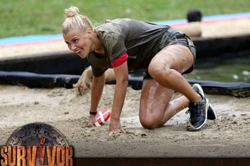 Όλα θέατρο. Το βίντεο που αποκαλύπτει ότι η Λάουρα Νάργες κάνει τσουλήθρα κι από μεγαλύτερο ύψος