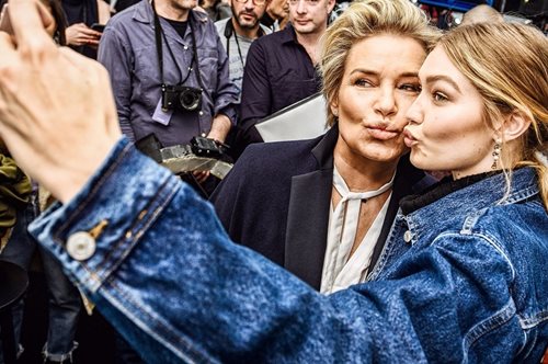 Η μαμά της Τζίτζι Χαντίντ, Γιολάντα, έκλεψε κυριολεκτικά από την κόρη της ένα outfit   