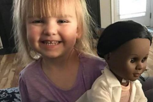 Η ταμίας είπε στο 2χρονο κοριτσάκι ότι η κούκλα δεν της μοιάζει. Η απάντησή της ήταν αποστομωτική 