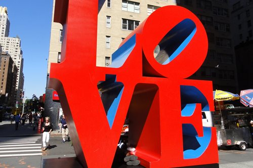 Aντί να βάλεις τα κλάματα, το ρίχνεις στο τραγούδι. Ο Μενέλαος Λουντέμης αναρωτιέται τι είναι αγάπη 