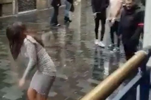 Πορτιέρης γρονθοκοπεί γυναίκα με όλη του δύναμη. Το δίκτυο τινάζεται στον αέρα