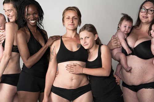 «Το σώμα μου είναι όμορφο. Είναι το σώμα μιας μαμάς». Η φωτογράφος που υμνεί τη μητρότητα