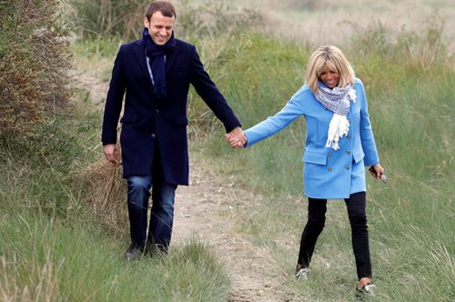 Λίγο πριν τα Ηλύσια Πεδία. Το στυλ της Μπριζίτ Τρονιέ Μακρόν ταιριάζει πάντα στην περίσταση