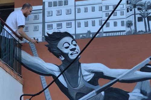 Ο Αντώνης Χαμπάς δε φοβάται τα ύψη: «Αυτοί που ζωγραφίζουν κτίρια είναι extreme artists»