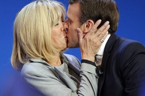 To πρώτο φιλί του Μακρόν και της Μπιζίτ 24 χρόνια πριν, όταν εκείνη ήταν ακόμα καθηγήτρια του