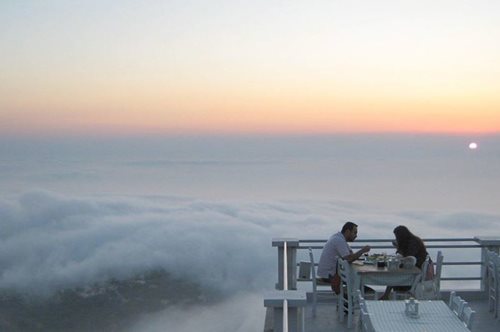 Σε αυτό το εστιατόριο στην Ελλάδα μπορείς να φας κυριολεκτικά μέσα στα σύννεφα  