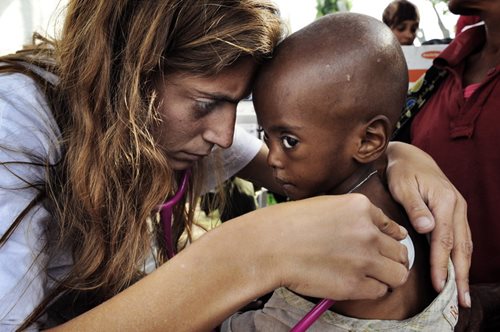 Αντιγόνη Καρκανάκη: Μια Κρητικιά που παράτησε τα πάντα για να σώσει ζωές σε όλο τον κόσμο 