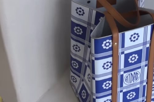 Η τσάντα από ντενεκέ που κάνει πάταγο στη Μύκονο