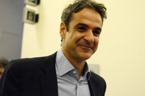 Η φωτογραφία με τον Κυριάκο Μητσοτάκη που έγινε viral. Το χέρι που εμφανίζεται από το πουθενά