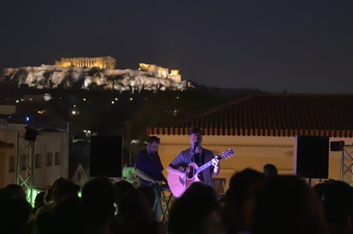 Γιατί όλοι αυτό το καλοκαίρι θέλουν να πάνε στην ταράτσα του Φοίβου Δεληβοριά; 
