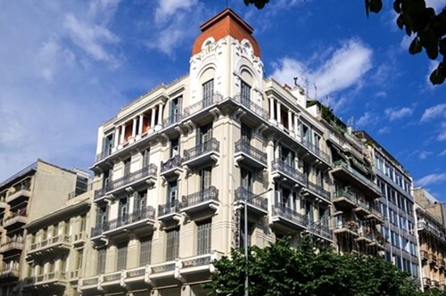 Μια βόλτα στη Τσιμισκή, κοιτάζοντας ψηλά, στα υπέροχα κτίρια μιας άλλης εποχής