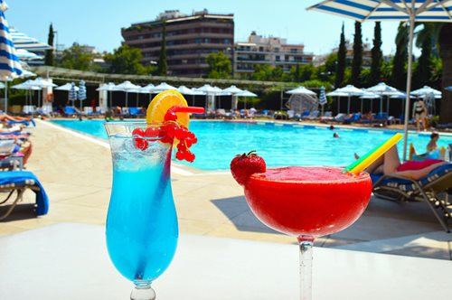 Τα έμαθες τα νέα; Η πισίνα του Hilton άνοιξε ξανά. Ραντεβού στη σκιά, στα δεξιά  